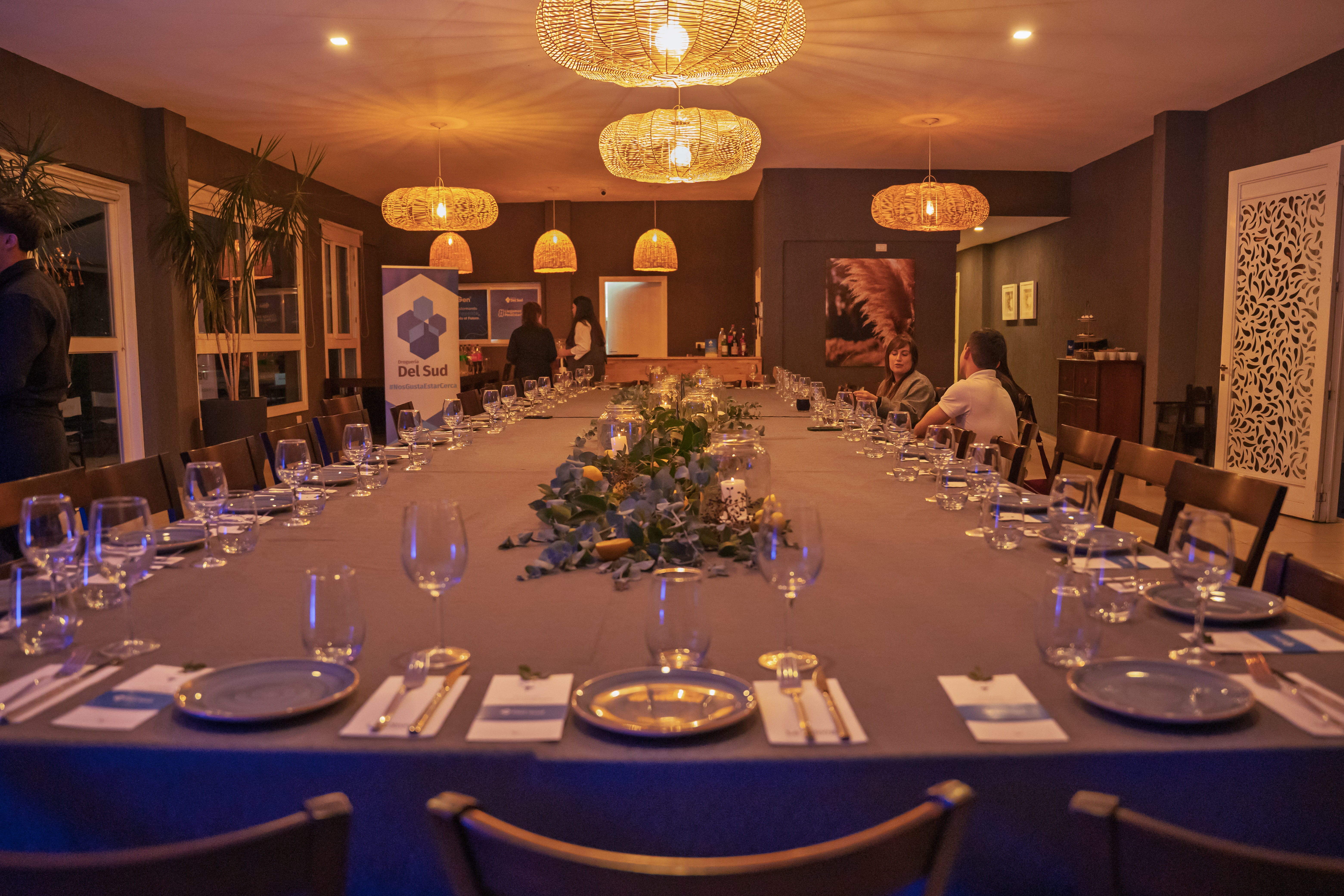 Evento empresarial con mesa preparada en La Olivia Hotel Boutique